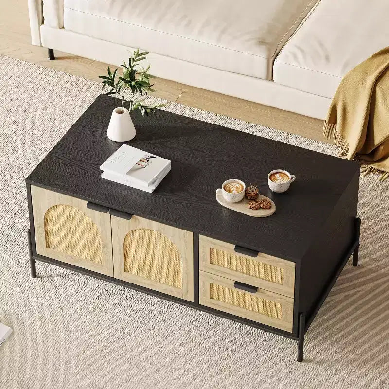 Table basse contemporaine en chêne noir de style médiéval