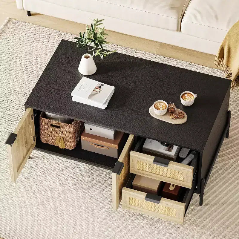 Table basse contemporaine en chêne noir de style médiéval