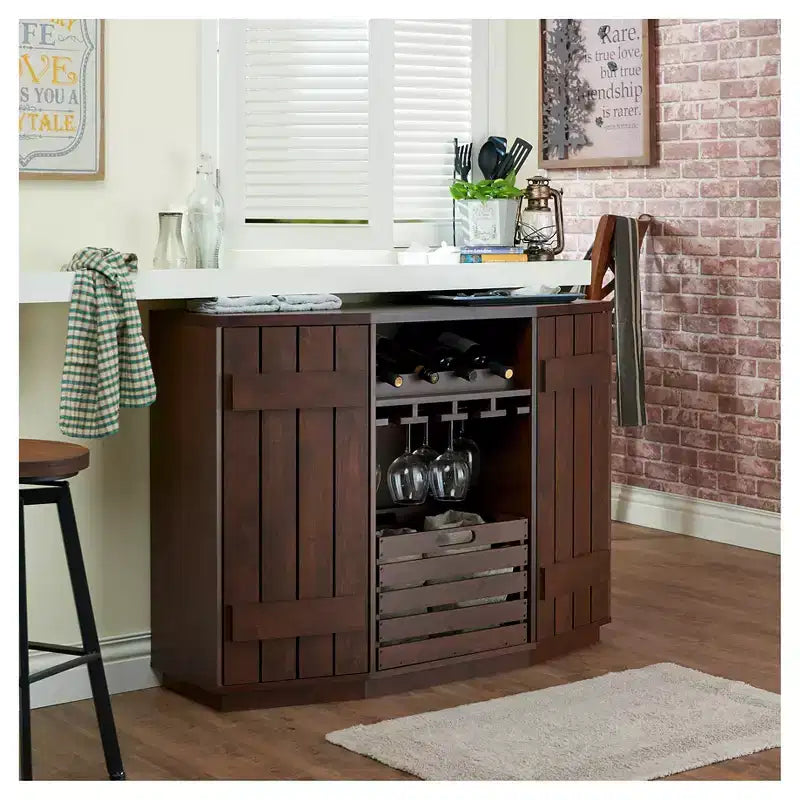 Buffet en bois aux couleurs vives