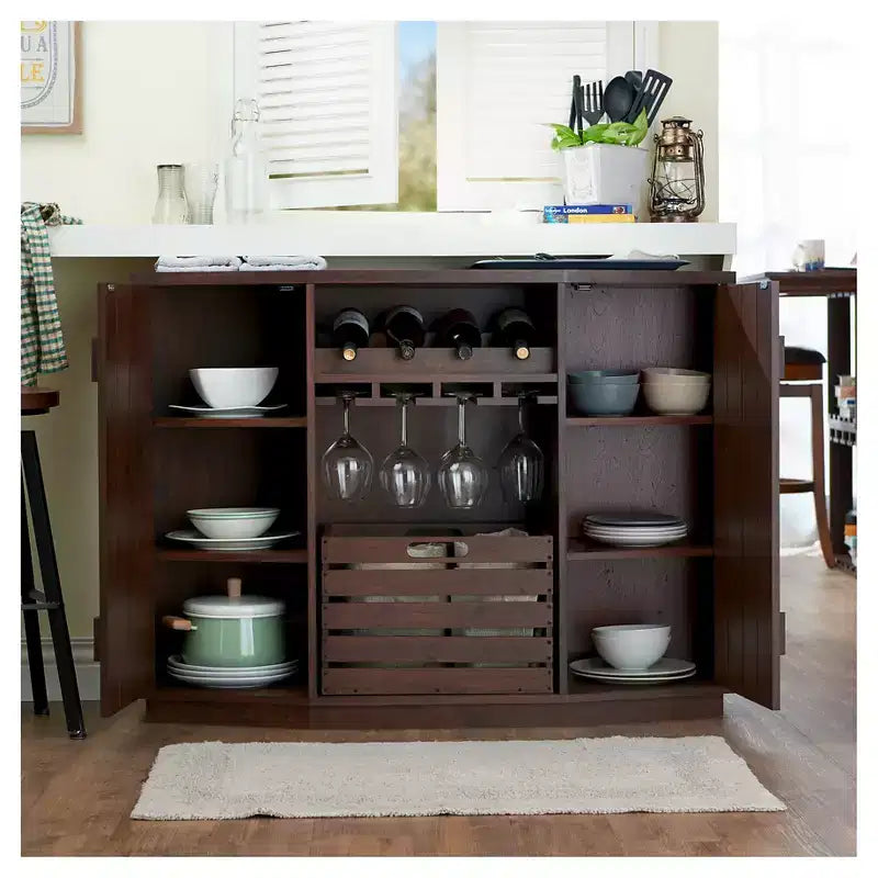 Buffet en bois aux couleurs vives