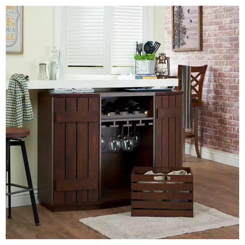 Buffet en bois aux couleurs vives