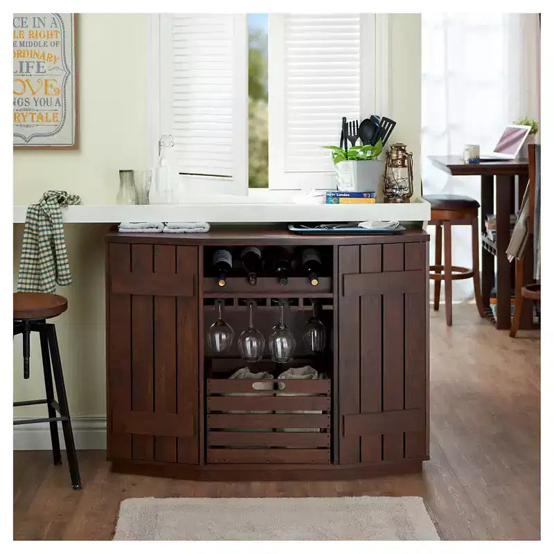 Buffet en bois aux couleurs vives